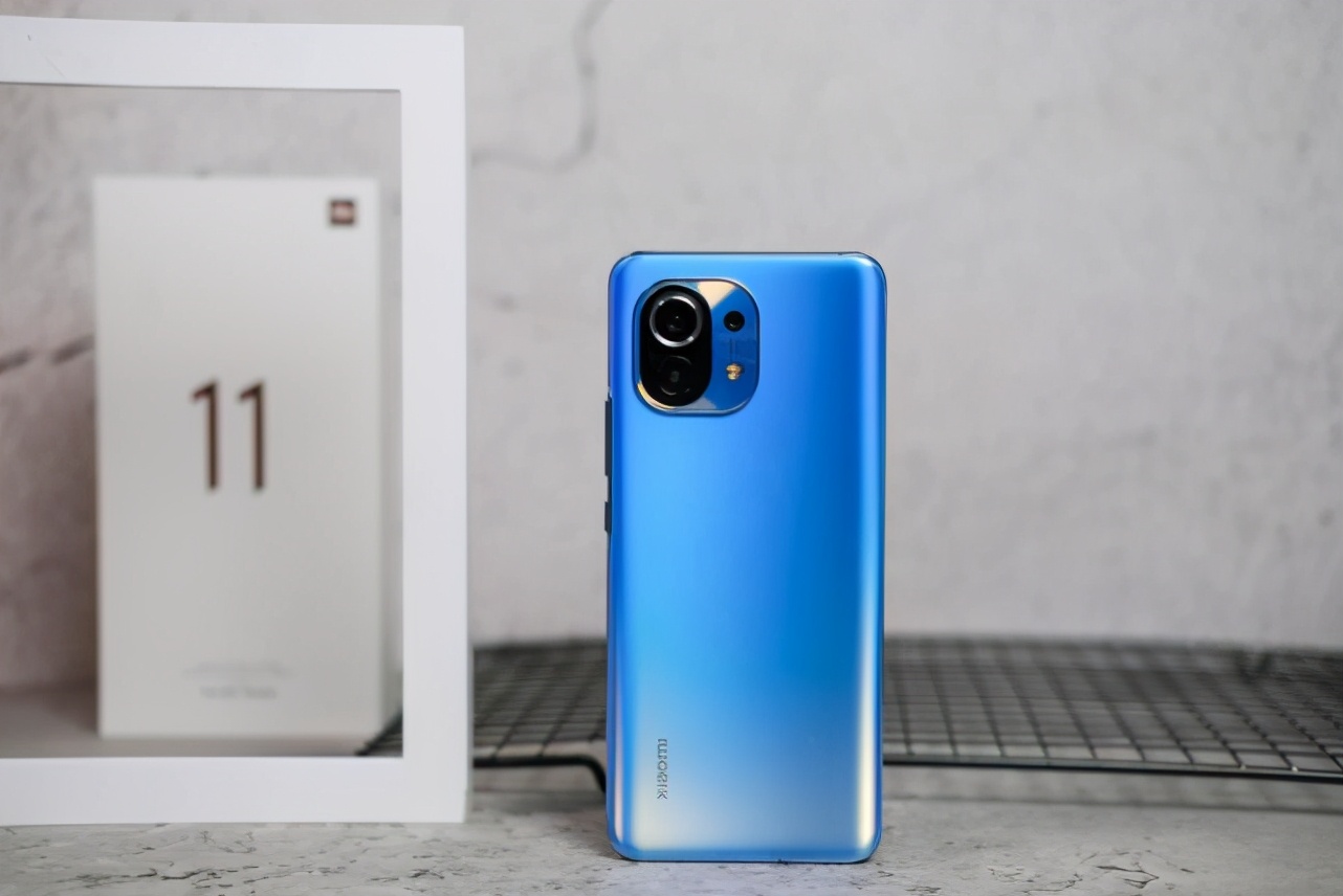 两千直面屏5g手机推荐性价比高,大屏强悍的性价比5g手机推荐