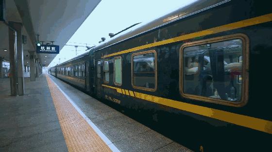 为什么火车座位和高铁不一致,高铁座位是顺着坐还是面对面