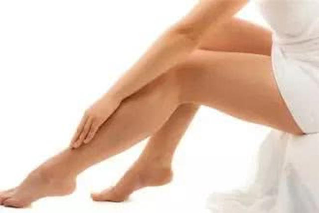 年轻女孩崴脚后12天身亡,女孩崴脚了