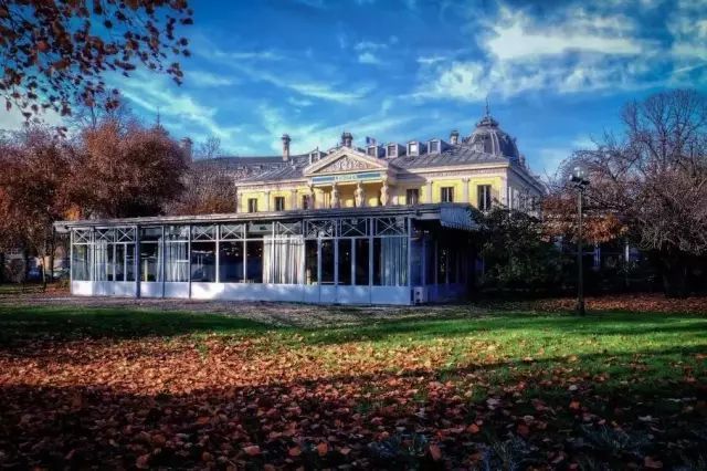 明星参加时装周的着装图片,揭秘明星扎堆时装周