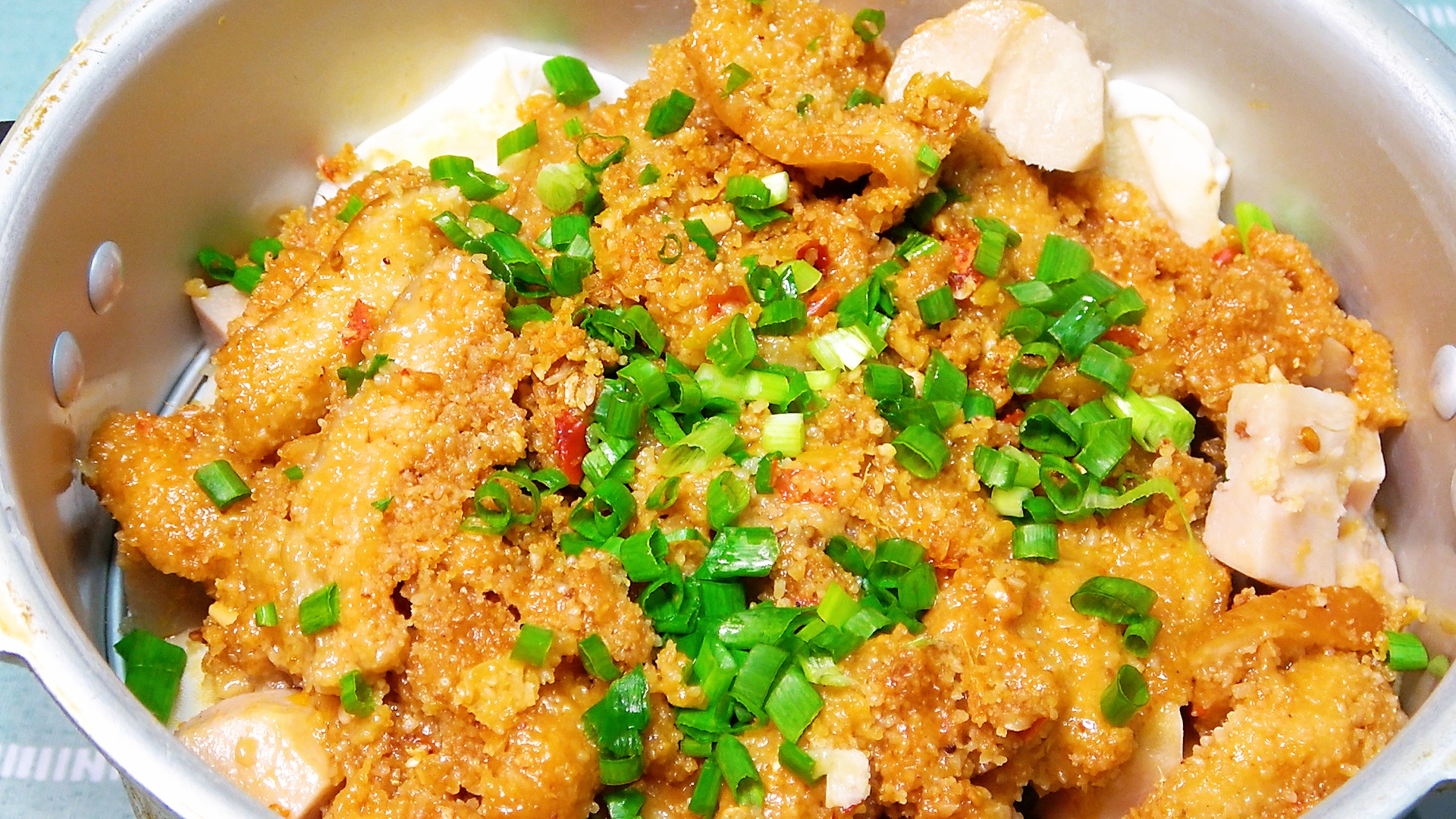 五花肉放锅里烫一下去除毛腥味,五花肉放锅里一蒸瞬间变美食