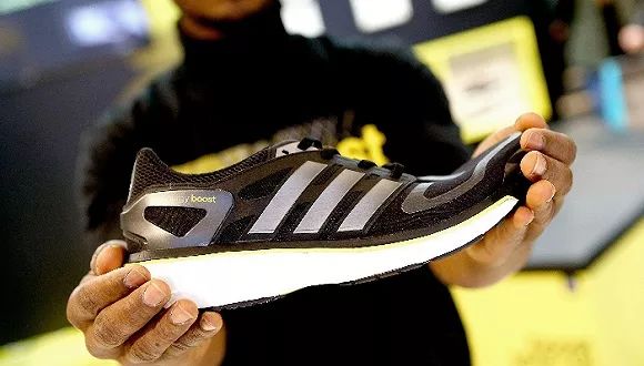 阿迪达斯优衣库耐克,阿迪达斯进芝加哥送鞋