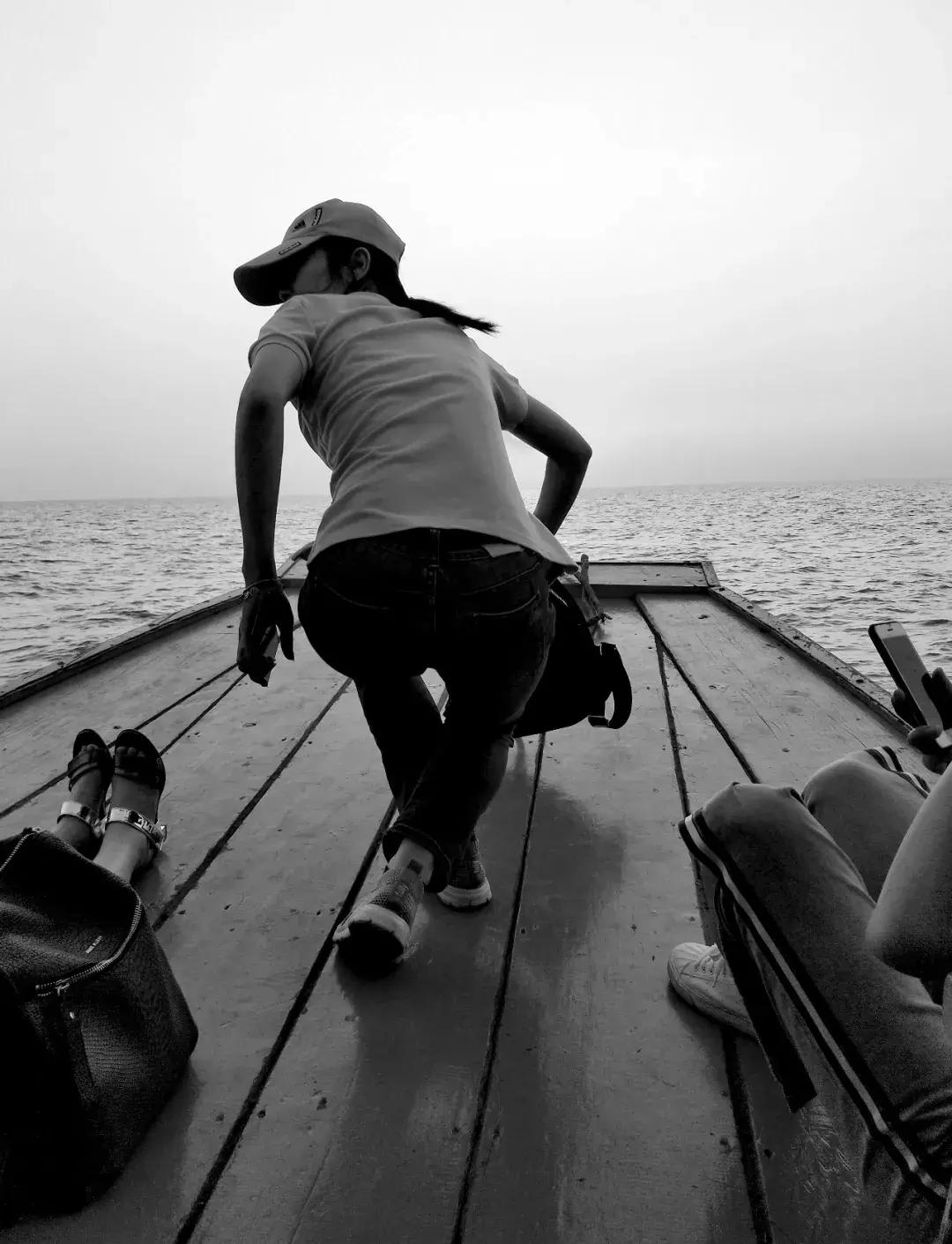 纸上的光影和字：6月30日，来看中国20位诗人的街拍摄影展