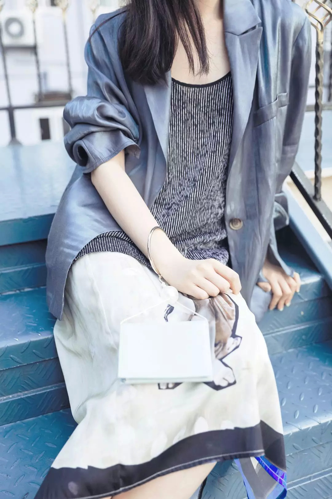 废旧纸袋如何做收纳包包,大牌纸袋斜挎包包改造教程