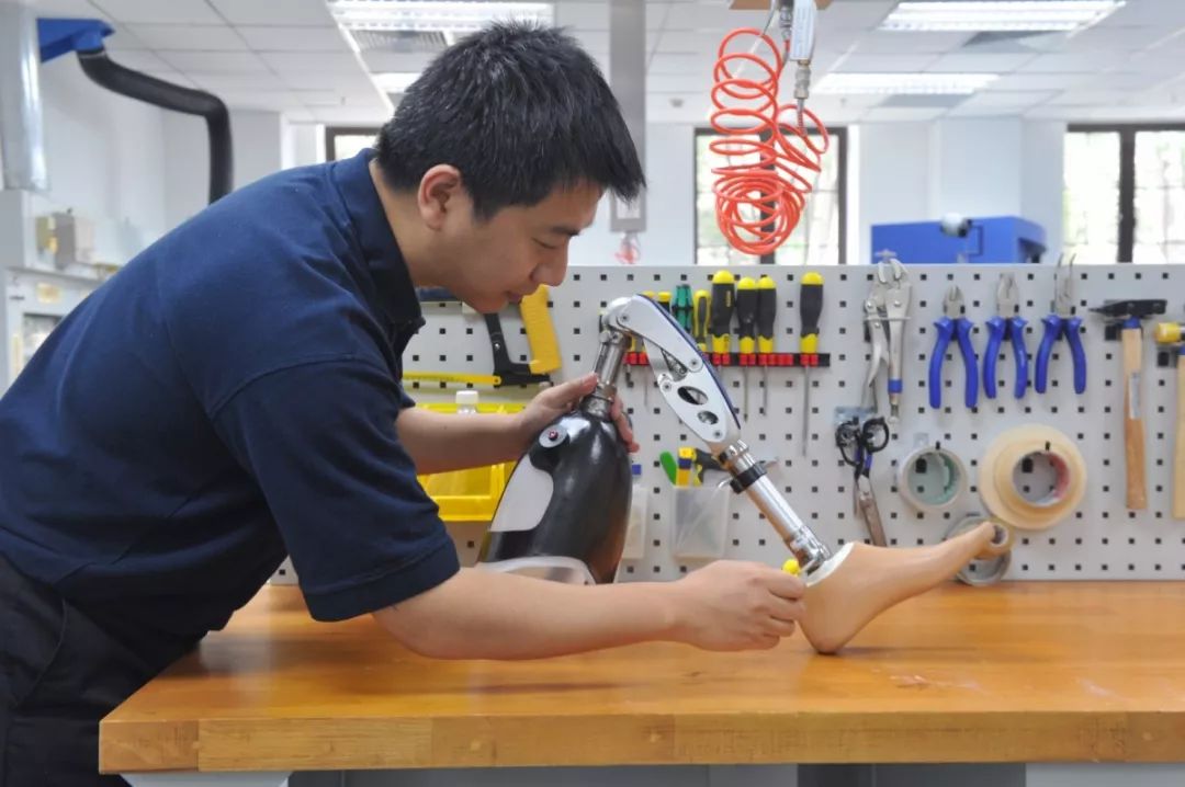 截肢后戴假肢老是疼怎么处理,截肢病人注意事项