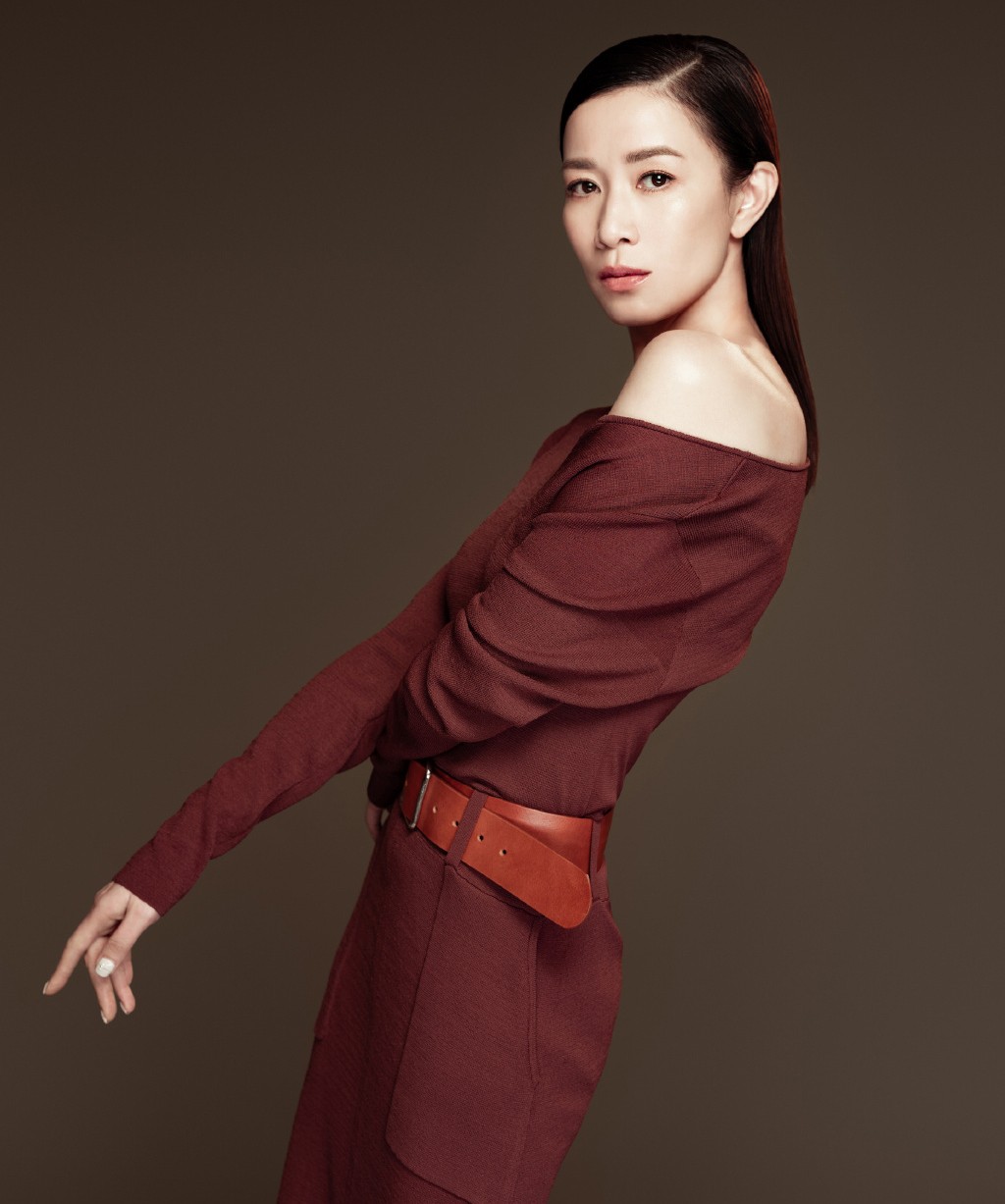 佘诗曼穿黑色裙的写真,麻花辫碎花裙造型的佘诗曼