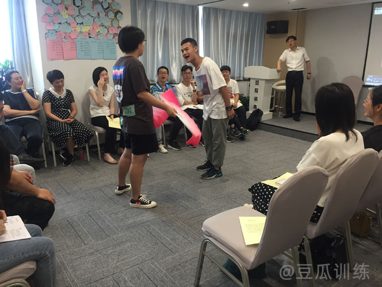 不愿意与人沟通交流怎么办,怎样提高与人交流的能力