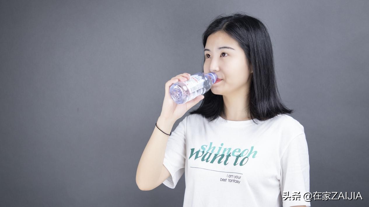 依云真的是高品质水吗,依云水有带气的吗