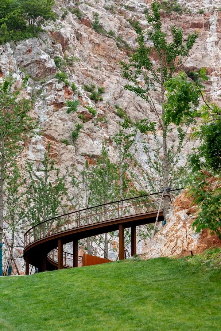 矿坑改造最美公园,矿坑改造湿地公园视频