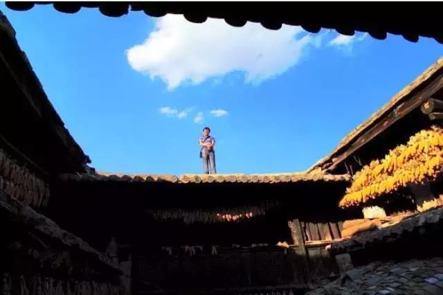 云南这个村子百家相连,一不留神就走到人家房顶上了