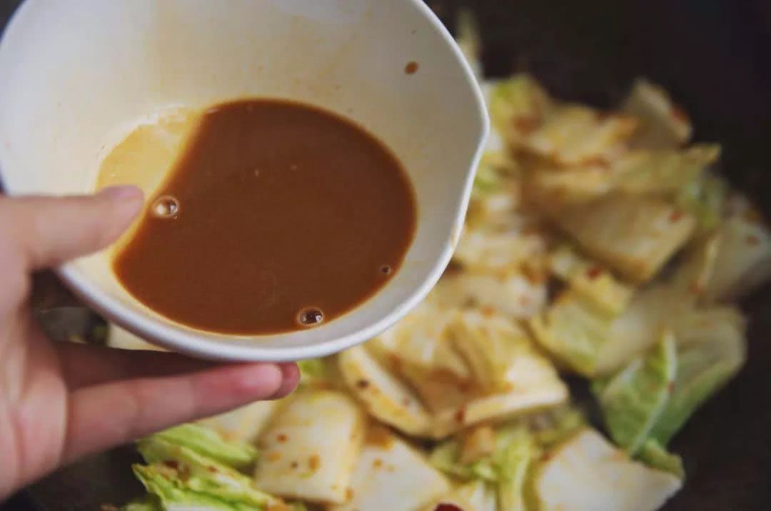 白菜帮做辣白菜,腌制酸辣白菜帮的快捷做法