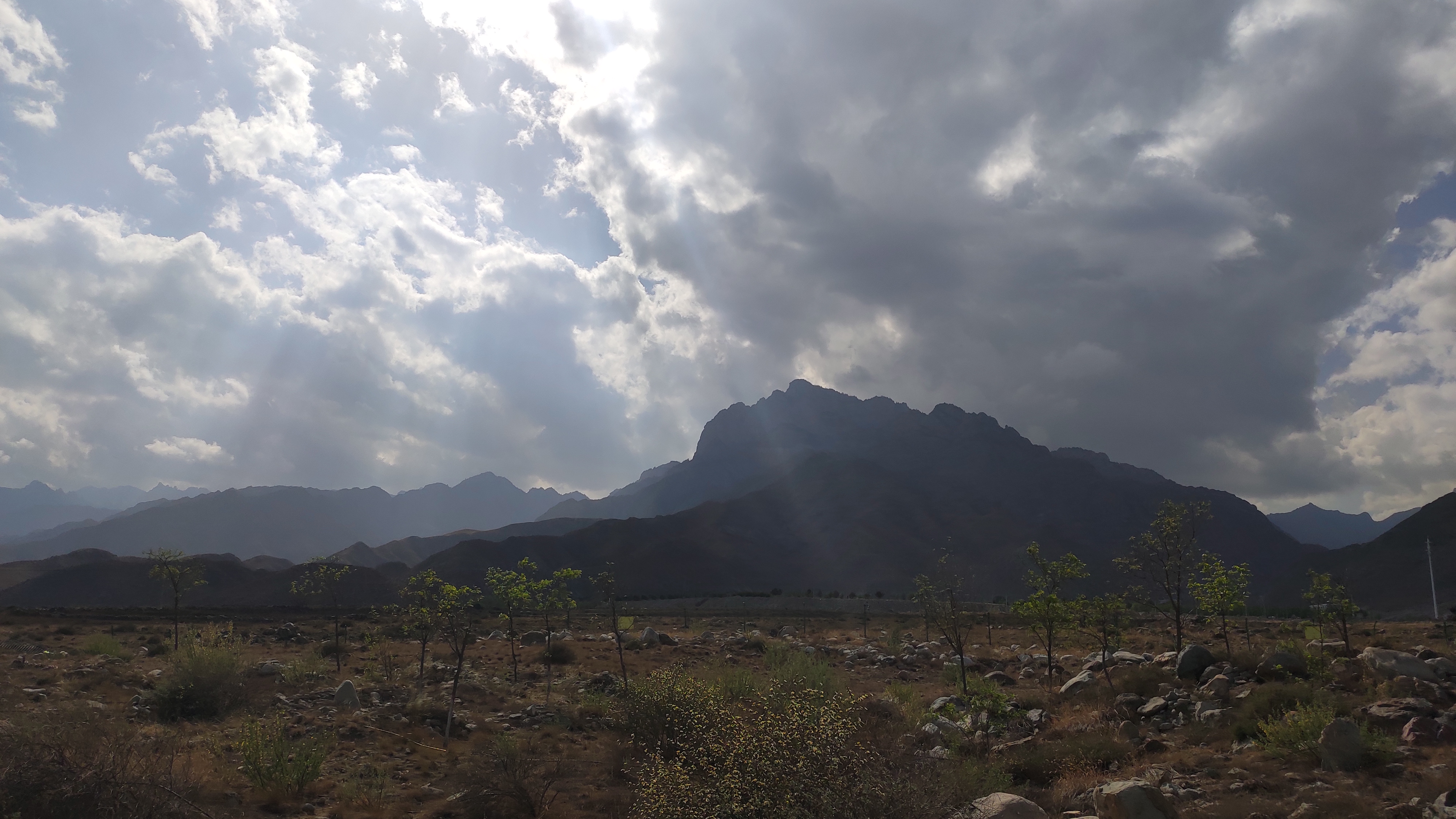 搓面下肚就发车,韩美林艺术馆里摆POSE,贺兰山边看睡佛