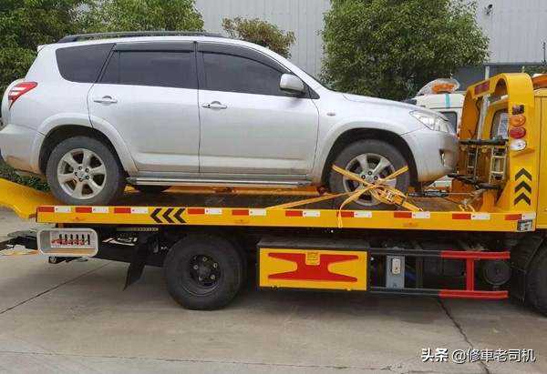 车坏在路上先别叫救援，老司机教你一招，不花钱拖车！