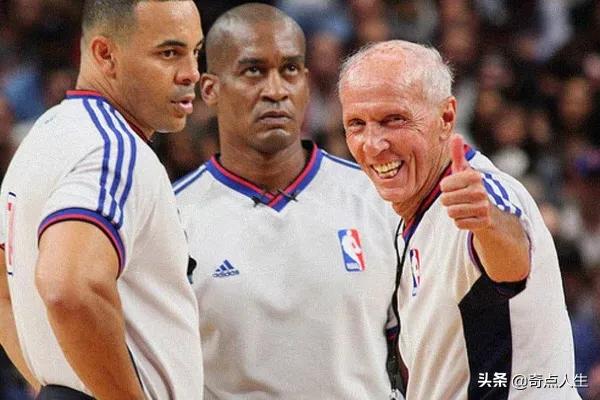 篮球比赛中防守人后退算不算阻挡,篮球进攻张开手臂挡人算犯规吗