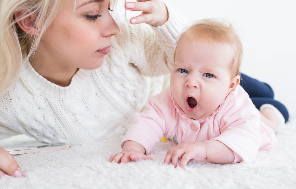 新生儿宝宝吃得少老是睡觉,新生儿吃得过多不知道饱