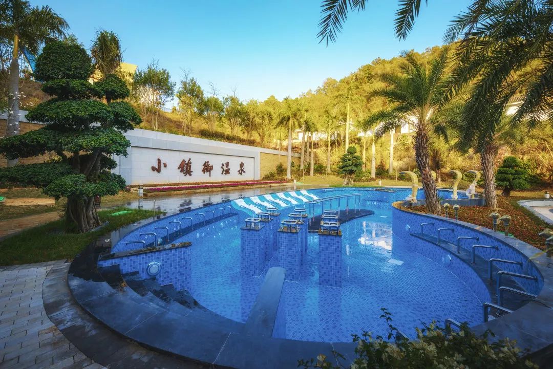 福建泉州聚龙小镇温泉公园：岩脉温泉中药花瓣池亲子戏水区