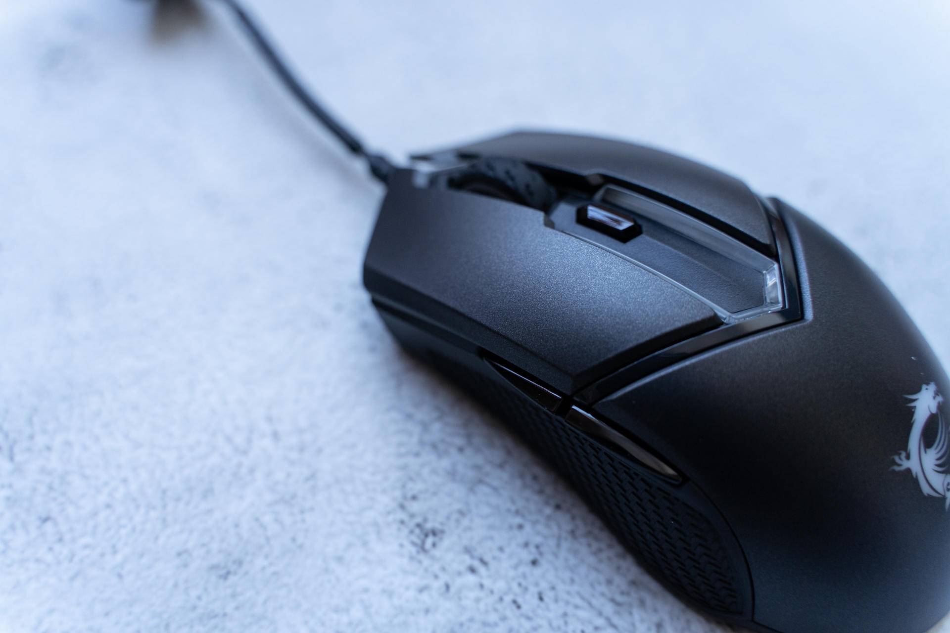 看样子就很有料，这个自带龙纹身的鼠标果然很不一般