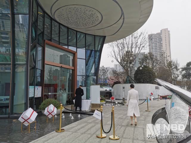 各地楼市利好频出售楼部依旧冷清,多地售楼部出现人山人海一房难求