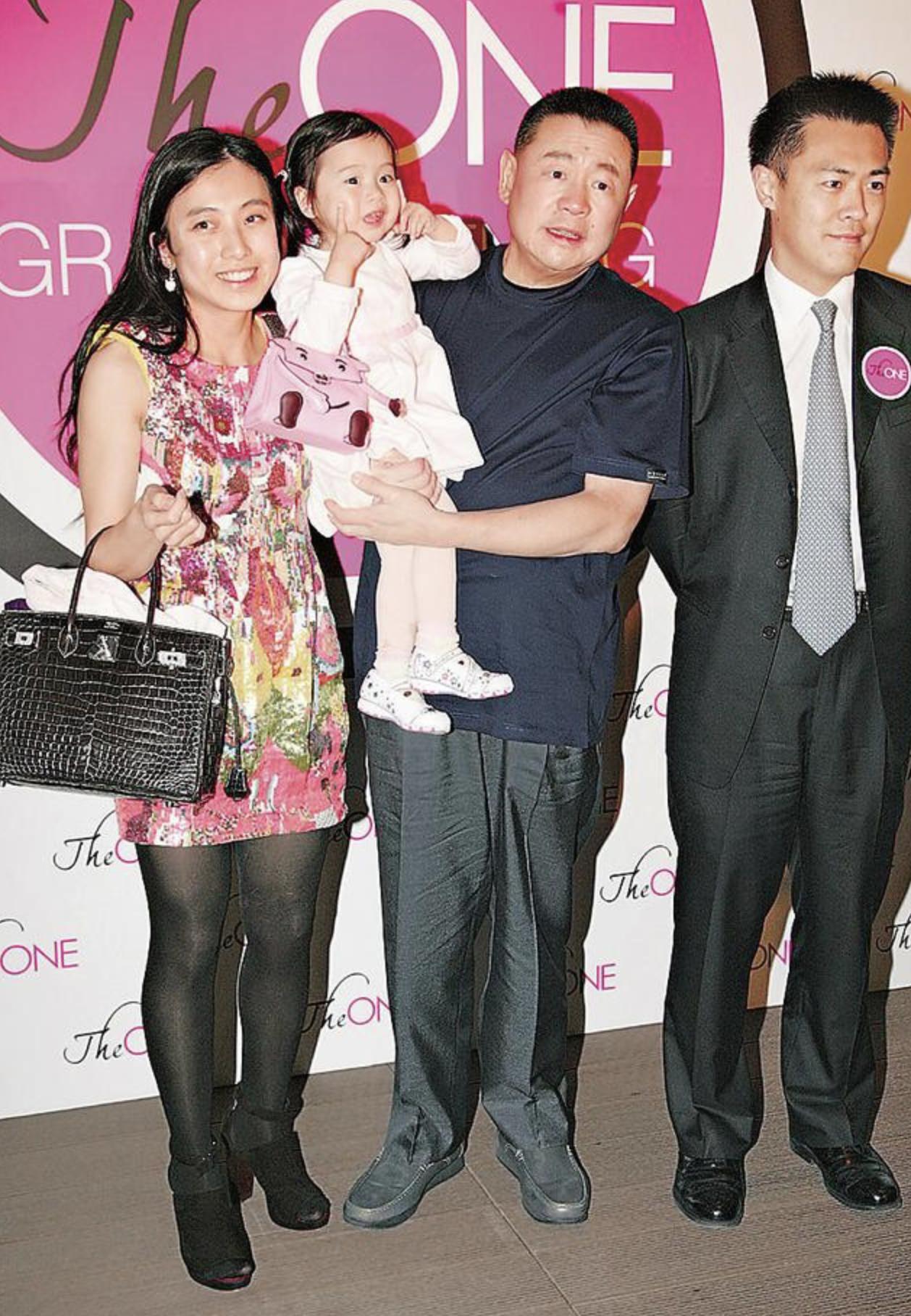 香港女首富甘比黑裙出席典礼,香港女首富甘比不输邓文迪