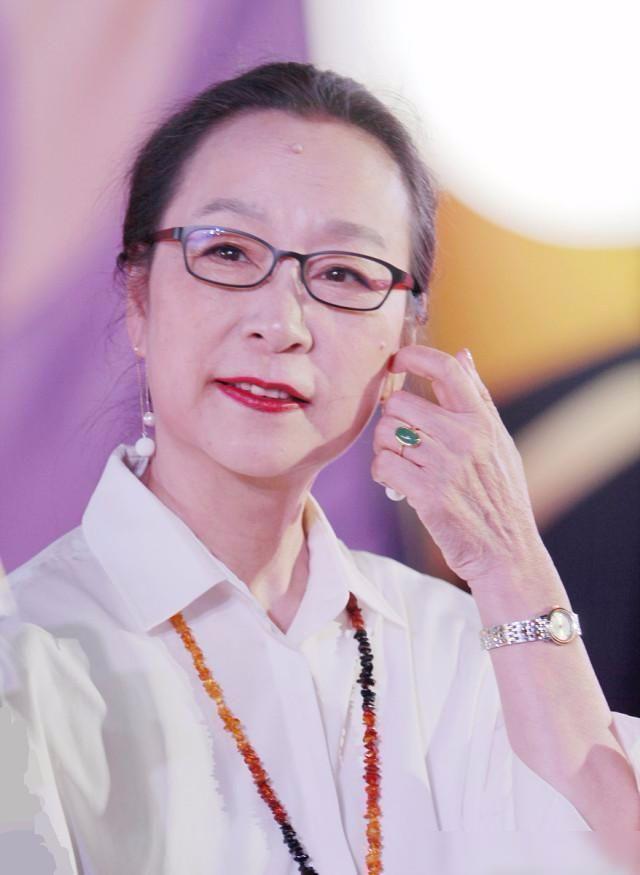 奚美娟年轻时的发型,奚美娟黑色长裙