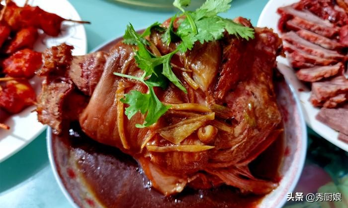 城里女婿帮丈母娘干活,农村女婿给丈母娘晒谷子