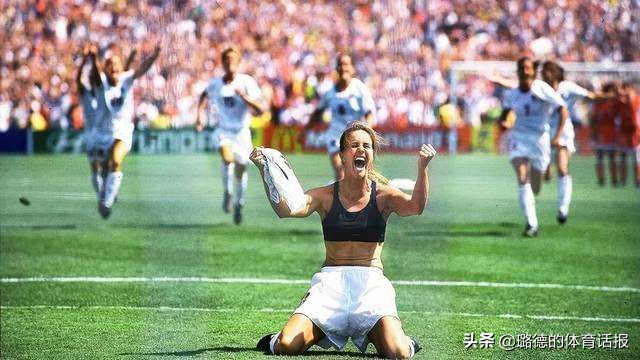 女足进球脱球衣滑跪庆祝,进球后脱衣庆祝