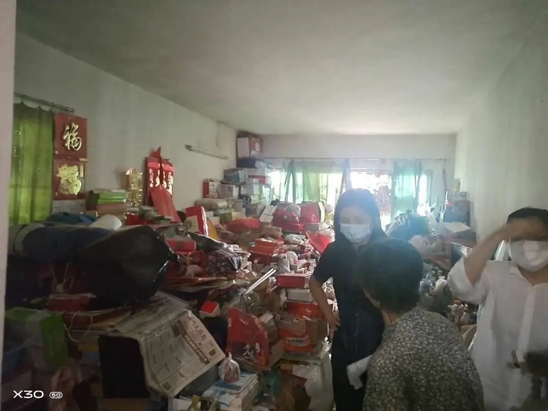 居民家全是垃圾蟑螂怎么解决,囤积垃圾怎么治