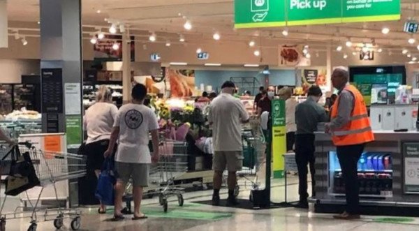 澳洲购物中心出现“人挤人”的局面，人们完全无视社交安全距离