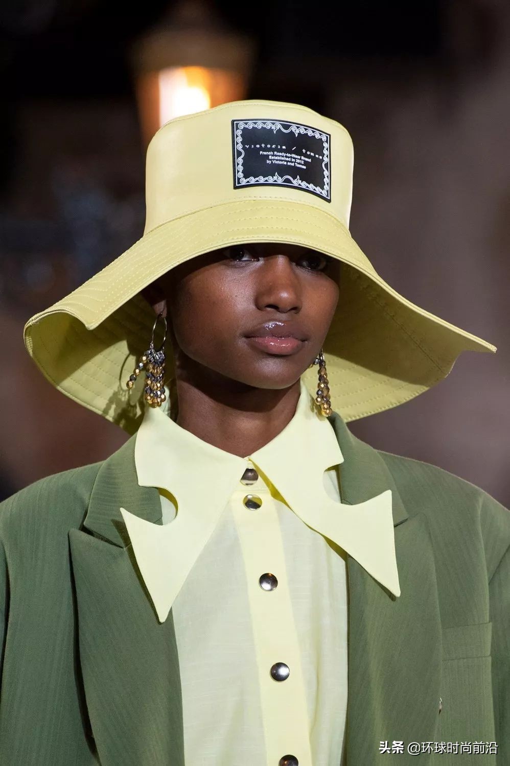 适合冬季脸大显脸小的帽子 (大圆脸适合什么帽子秋冬)