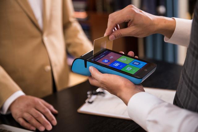 信用卡四个特点,信用卡的优点和弊端英文