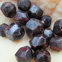 石榴石宝石的寓意,石榴石女人的幸运石