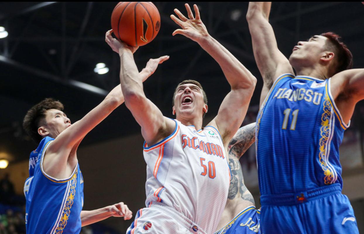 广东对战新疆cba两个人封盖周琦,cba再现绝杀