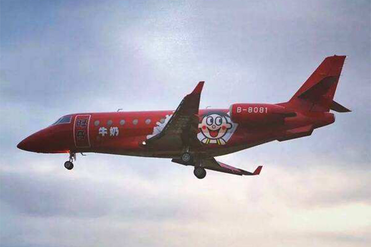 旺仔做美妆家居还不够？还涂了架飞机！看，一桶旺仔牛奶在天上飞