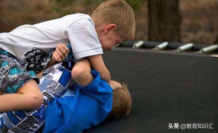 自闭症的孩子有打人倾向该怎么办,孩子打人怎么和家长沟通比较好
