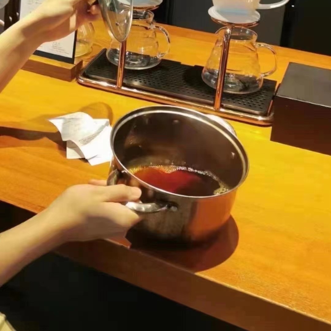 星巴克自带杯子免费喝咖啡，场面犹如开了一场杯子大赏