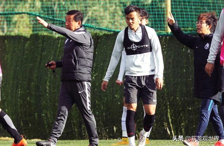 二赵归连？赵一脚穿花衣回国，一绯闻内援引质疑：他还不如晋鹏翔