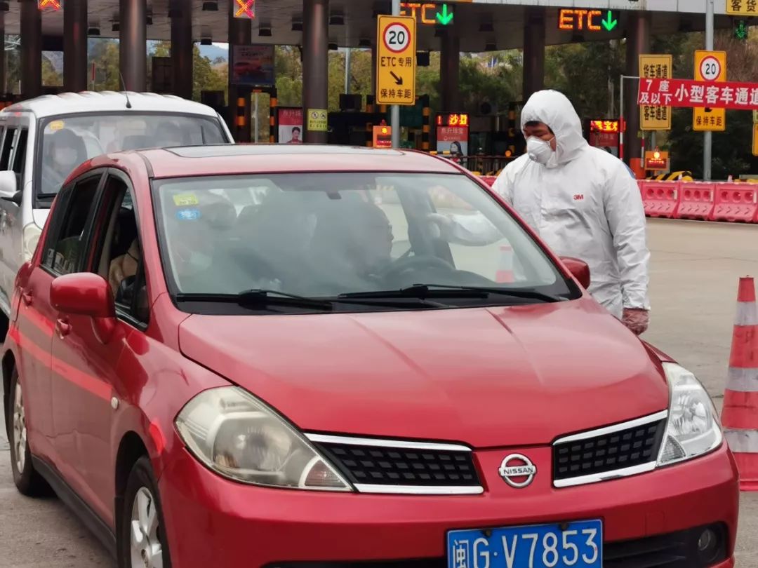 一抹志愿红温暖抗疫路,一抹志愿红温暖春运路