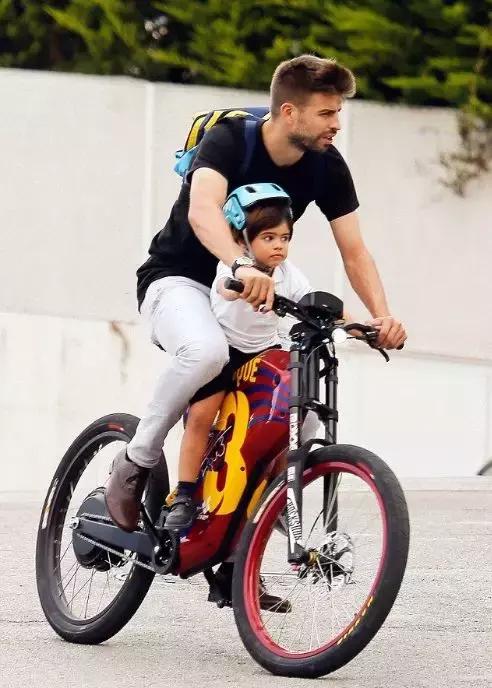 你们在此不要动,爸爸们去场边喝喝茶