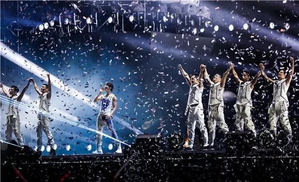 三娃奶爸王力宏，年入4.6亿，却一件衣服穿10年，钱都去哪了？