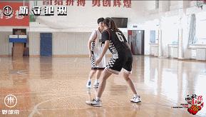 进攻犯规和防守犯规的姿势及讲解,什么是进攻什么是防守