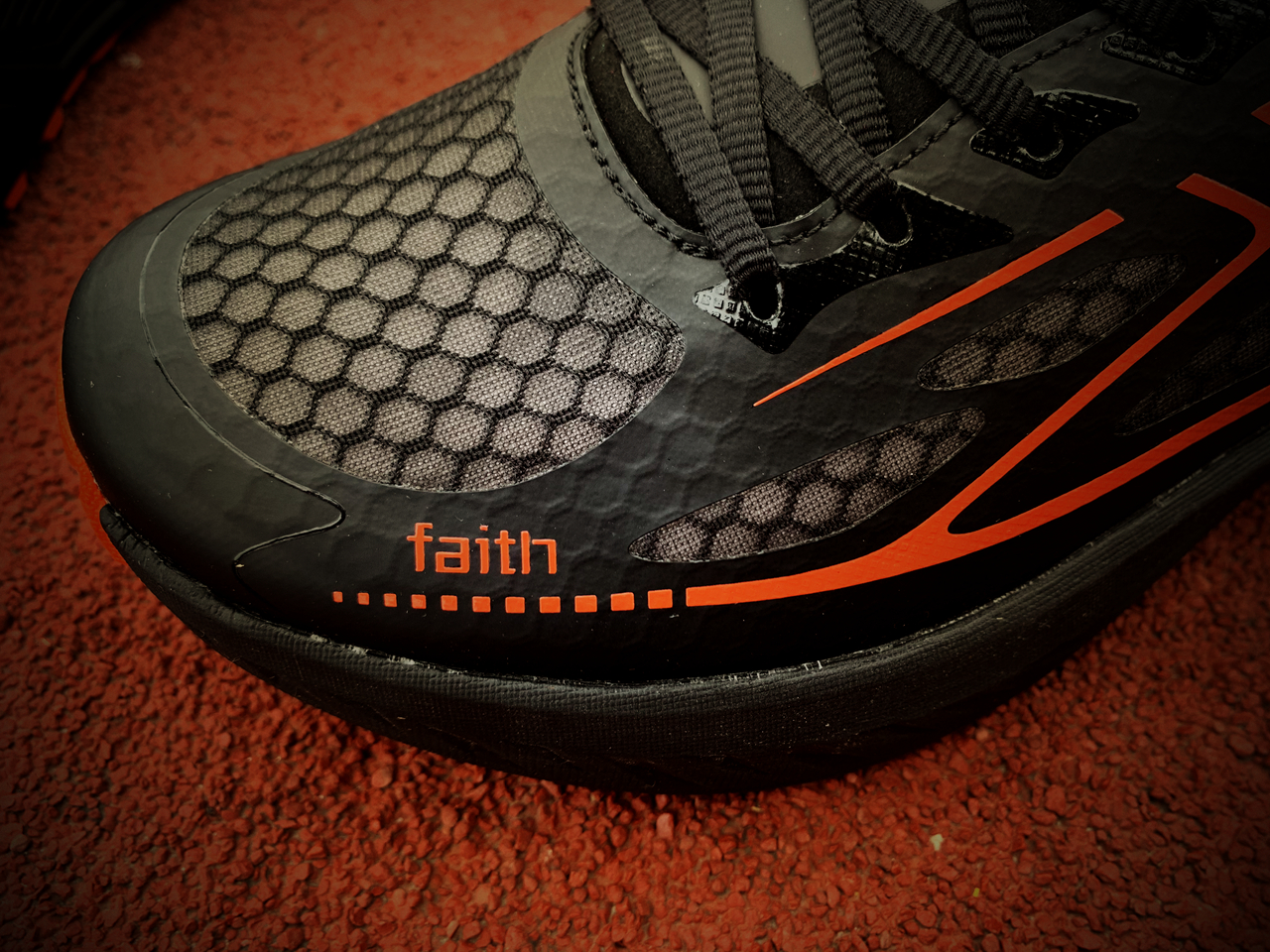 奔跑的Faith-咕咚R2信仰跑步鞋