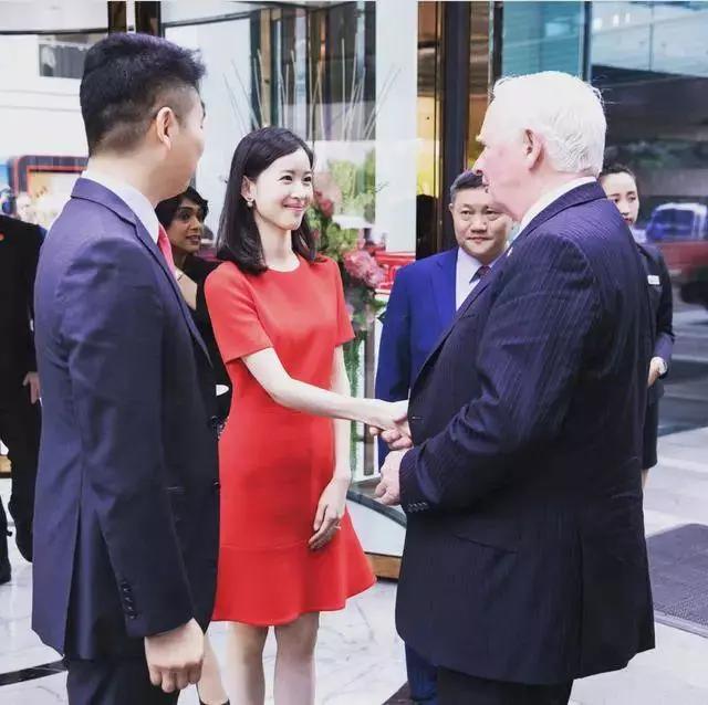 斜杠青年做副业,年轻人下班后搞副业月入过万