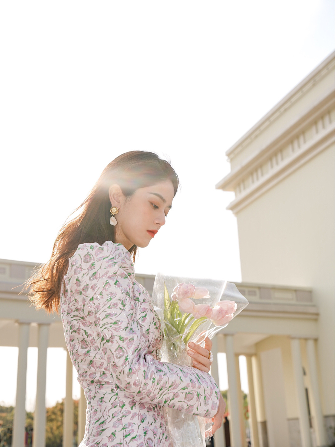 碎花连衣裙怎么拍出高级感,小碎花连衣裙配什么花拍照