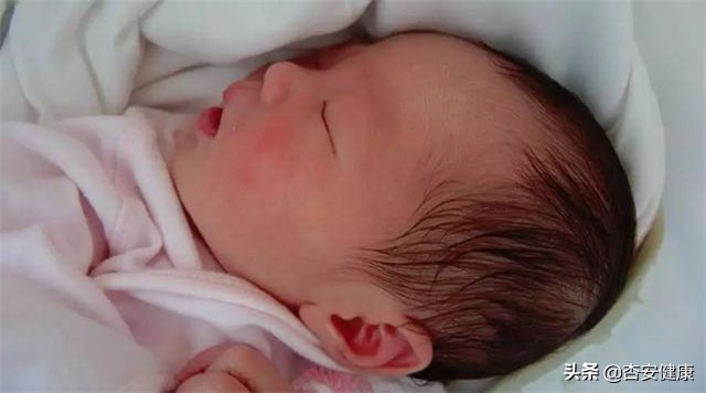 宝爸嘴里的烟卷，婴儿身上的湿疹