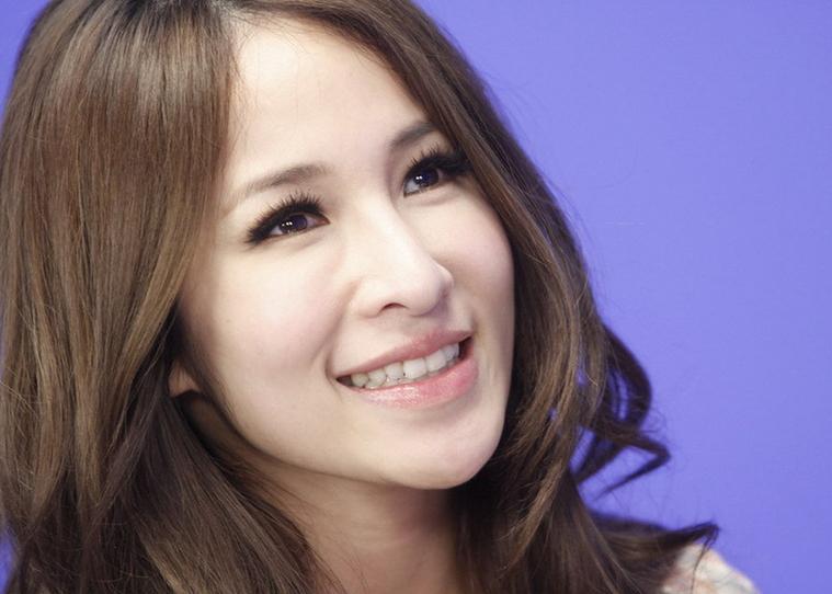 萧亚轩丰唇,42岁萧亚轩与年轻男子亲密合影