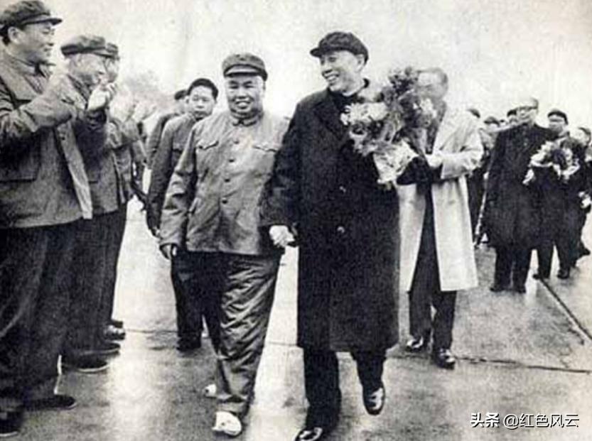 85年*小平邓**来南京看望*世友许**，*世友许**快步相迎，认真敬了一个军礼