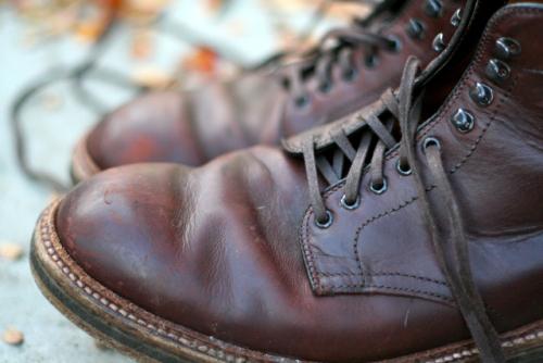 皮鞋松了有什么办法解决,皮鞋一只松一只紧是怎么回事