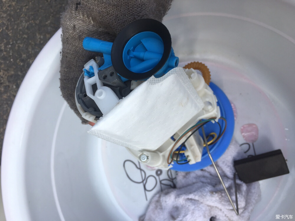 更换内置汽油滤芯油位很重,更换汽油内置滤芯把油用完吗