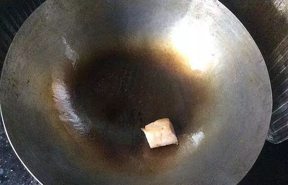 菜锅炒菜总是糊底,铁锅炒什么菜都粘锅怎么办