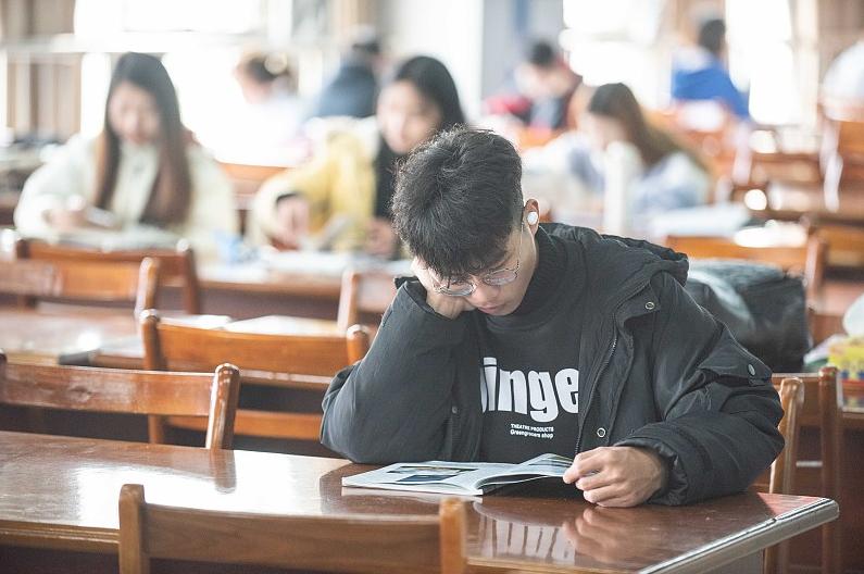 大学校园里的赚钱骗局,大学中的黑暗权力与利益